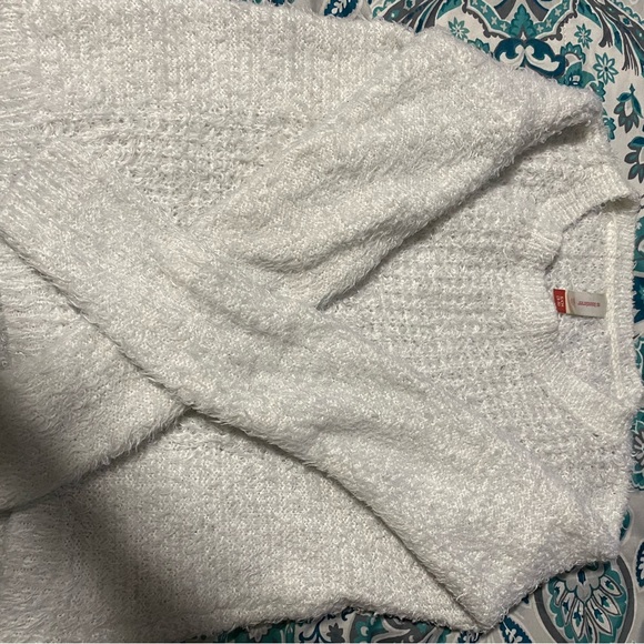White fuzzy sweater. Size:S - Picture 1 of 2